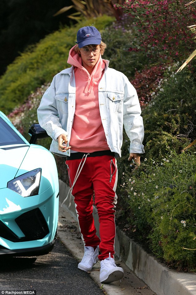 Lái siêu xe 10 tỷ, Justin Bieber vẫn kém sang vì quần tụt lộ mông và nhan sắc già nua - Ảnh 1. Lái siêu xe 10 tỷ, Justin Bieber vẫn kém sang vì quần tụt lộ mông và nhan sắc già nua - Ảnh 1.