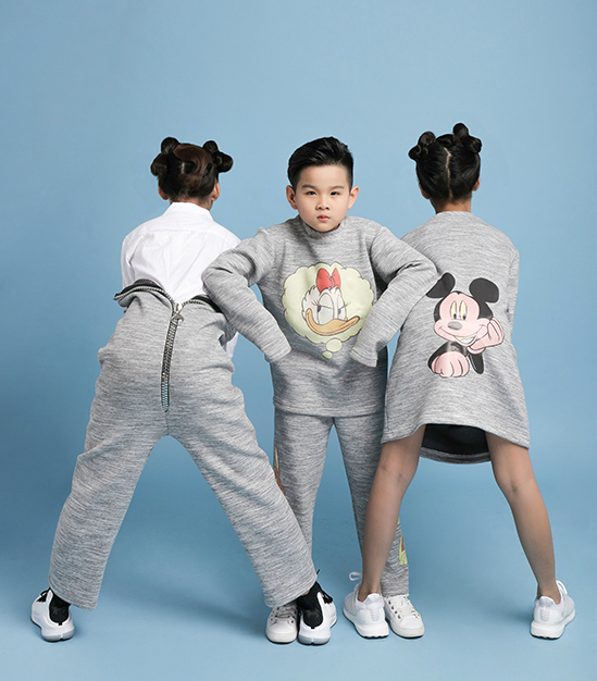 Lần đầu tiên thực hiện bộ sưu tập thời trang dành cho các nhóc tỳ, nhà thiết kế Hà Nhật Tiến đã chọn những hình ảnh ngộ nghĩnh của các nhân vật hoạt hình, truyện tranh nổi tiếng để tô điểm cho từng bộ trang phục.