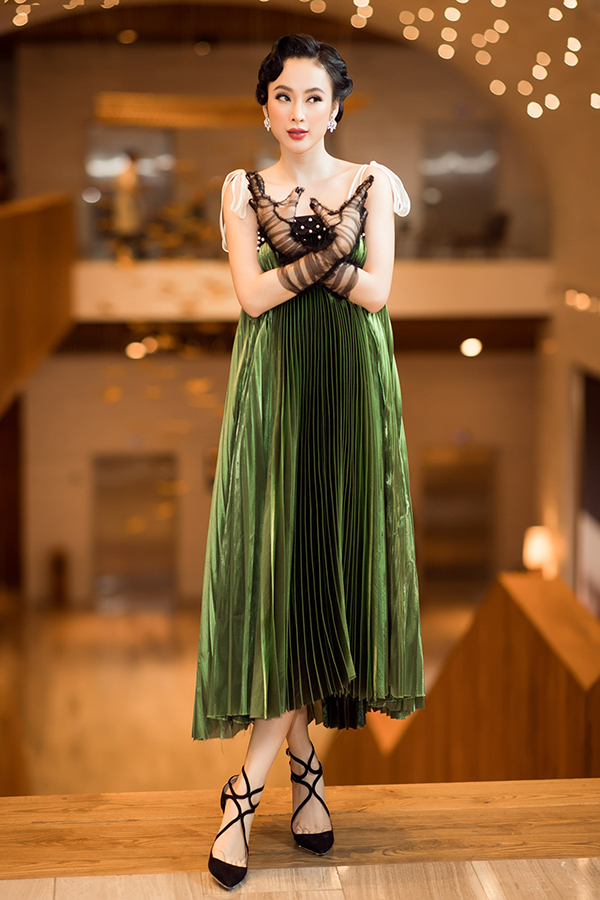 Sau khoảng thời gian nghỉ Tết, Angela Phương Trinh chính thức quay trở lại showbiz Việt bằng việc nhận lời tham dự những sự kiện của các thương hiệu nổi tiếng cũng như dành thời gian chuẩn bị cho những dự án nghệ thuật của mình trong năm 2018.