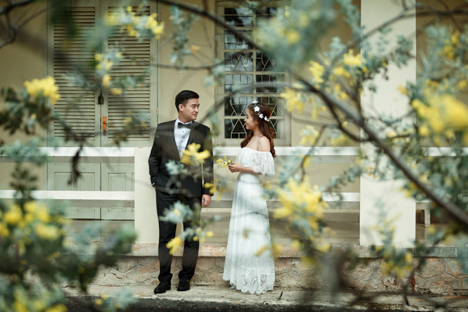 Lần đầu tiên nghe thấy giọng nói của người đàn ông mà kể từ giờ Ngọc Diễm sẽ gọi bằng chồng là trong một bữa cơm trưa vào khoảng tháng 6/2014, khi cô đến làm cùng công ty với anh. Cảm giác đem lại cho cô là sự chững chạc, vững chãi và bình yên nhưng ngày đó, cô có quá nhiều mối bận tâm và lo lắng thay cho việc ngắm nhìn một chàng trai. Thậm chí, đến việc trau chuốt cho ngoại hình bản thân, cô còn chẳng để ý, đôi giày cũ mèm sắp bong mũi cô cũng không hay biết vì cô muốn dành dụm nhiều thứ cho ba mẹ và các em của mình.Bởi vậy, Ngọc Diễm đâu hay có một chàng trai đã âm thầm dõi theo cô.