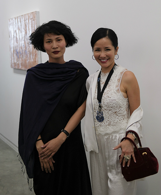 Cuối tuần qua, khi đến tham dự show diễn của Li Lam được tổ chức tại một phòng tranh ở TP HCM, ca sĩ Hồng Nhung diện áo ren trắng, suit theo kiểu pijama lụa.