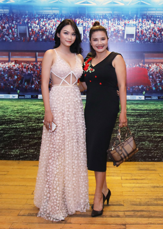 Thanh Tú sóng đôi cùng mẹ - diễn viên Kiều Trinh, đến dự buổi showcase phim điện ảnh về bóng đá 11 niềm hy vọng vào chiều qua (22/3) tại TP HCM. Cô đảm nhận một vai phụ trong dự án lần này. 