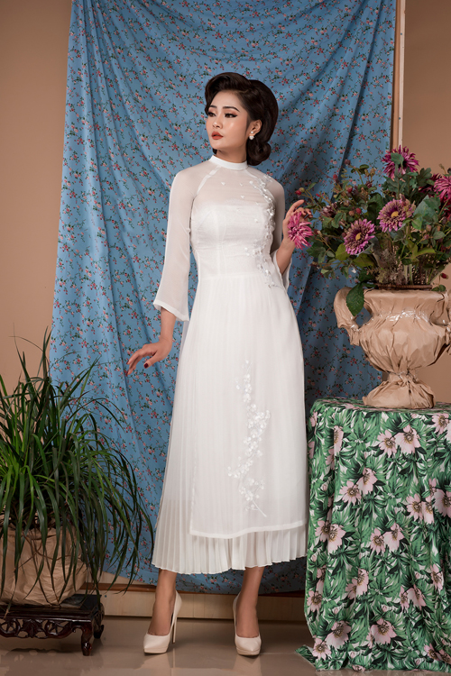 Cùng với váy cưới, áo dài là trang phục được xem như bắt buộc đối với các cô dâu. Tuy nhiên, trong các hoạt động trước tiệc cưới chính thức như dạm ngõ, mời nước khách ngày dựng rạp... cô dâu thường phải đi lại nhiều nên việc lựa chọn trang phục thoải mái, dễ vận động là tiêu chí được nhiều người nhắm tới.