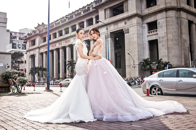 Trong khi thời trang ứng dụng cho phép mỗi cô gái có thể thoải mái vui đùa cùng các màu sắc thì với những thiết kế váy cưới lại chủ yếu tập trung khai thác các gam màu sáng, ngọt ngào. Bên cạnh sắc trắng truyền thống, cô dâu thường ưu ái cho màu hồng pastel, nude hoặc hồng tím nhạt... Bởi trong quan niệm của nhiều người, màu trắng tinh khôi hay gam pastel dịu nhẹ là biểu tượng cho vẻ đẹp tinh khôi, thuần khiết và tuổi trẻ. 