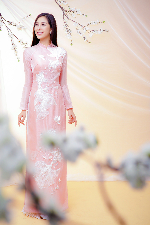 Chiếc áo dài tơ sống màu hồng pastel thêu tay họa tiết sen cá thoạt nhìn đơn giản nhưng là gợi ý cho cô dâu lựa chọn phong cách áo cưới cao cấp, tinh tế.