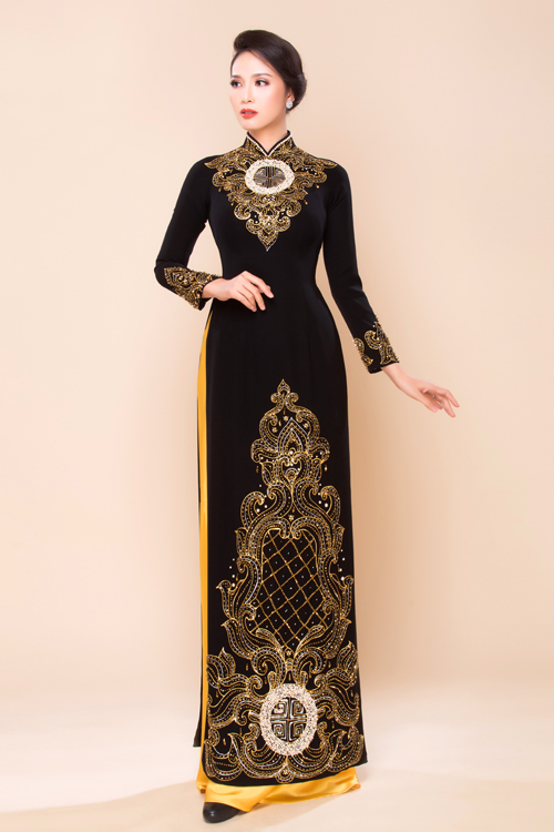 Sau cô dâu, hai bà mẹ là người được chú ý nhiều hơn cả trong ngày trọng đại. Việc chăm chút về ngoại hình của các bà sui thể hiện sự trân trọng đối với khách mời. Vì thế, trước ngày cưới của các con, mẹ cô dâu và chú rể cũng nên dành thời gian tham khảo để lựa chọn cho mình những bộ trang phục phù hợp.