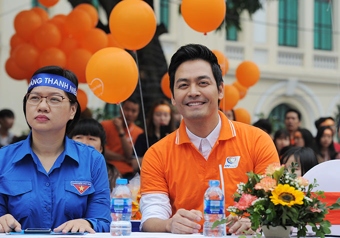 Sáng 11/3, MC Phan Anh và nhiều nghệ sĩ nổi tiếng cùng xuống đường tham gia hoạt động đi bộ vì cộng đồng, diễn ra tại tượng đài Lý Thái Tổ, Hà Nội.
