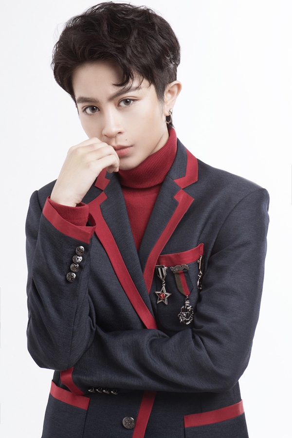 [Caption]Gil Lê không còn là cái tên xa lạ trong lòng khán giả trong showbiz Việt. Được biết đến với vai trò ca sĩ, nhưng gần đây, Gil Lê không ngừng chứng tỏ bản thân là nghệ sĩ đa năng khi lấn sân với lĩnh vực MC. Ở chương trình truyền hình thực tế The Look, Gil Lê thể hiện cực tốt vai trò người dẫn dắt và kết nối giữa các Huấn Luyện Viên xinh đẹp cùng các cô thí sinh tiềm năng. Bên cạnh đó, ngoài gương mặt siêu ăn hình, Gil Lê còn tạo được thiện cảm với phong cách thời trang chuẩn soái ca làm tan chảy trái tim hàng loạt người hâm mộ. 