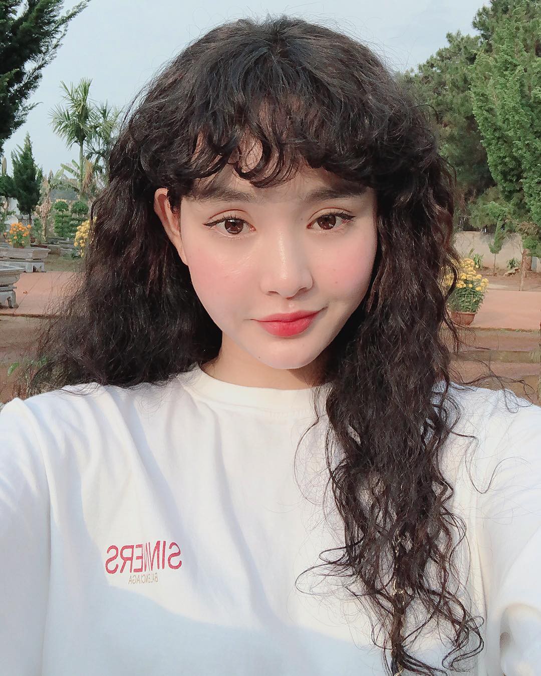 Đổi gió với tóc xoăn Sulli nhưng dường như Hiền Hồ lại bớt xinh đi vài phần - Ảnh 1. Đổi gió với tóc xoăn Sulli nhưng dường như Hiền Hồ lại bớt xinh đi vài phần - Ảnh 1.