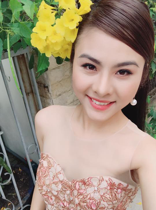 Vân Trang tươi như hoa trước khi bắt đầu một ngày làm việc bận rộn. Cô chia sẻ về lịch trình: Đầu ngày còn tươi thế, cuối ngày mới sầu, MC talk show 16 số, vị chi hơn 100.000 chữ. Tối còn làm em Thu của Ngôi nhà không có đàn ông.