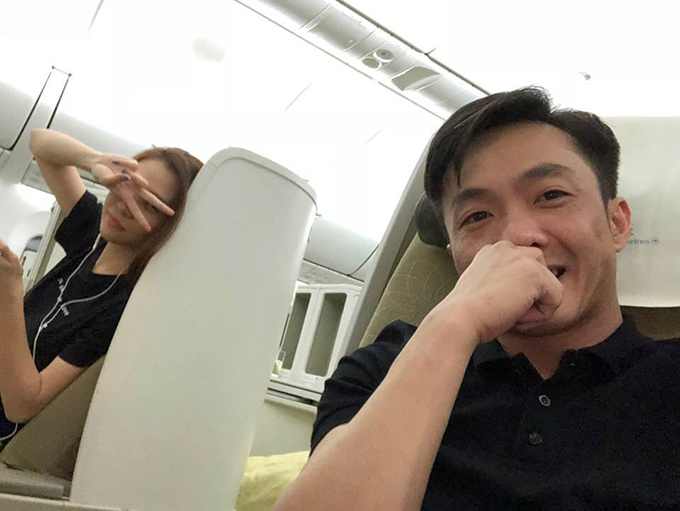 Cường Đôla lần đầu tiên đăng ảnh chụp chung với bạn gái Đàm Thu Trang. Anh viết: Lets go khi cùng cô ngồi trên khoang thương gia của một chuyến bay.
