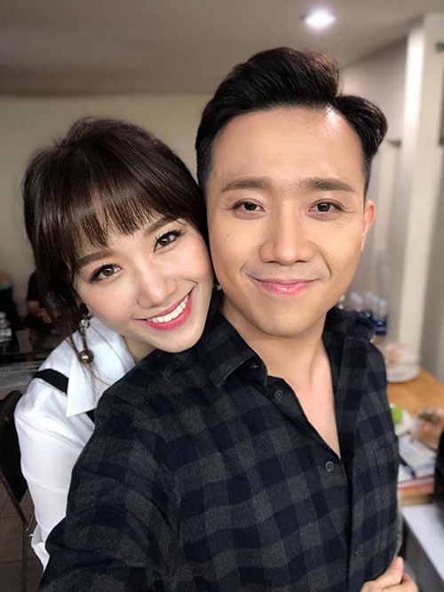 Hari tựa cằm lên vai Trấn Thành và dành cho ông xã cái ôm từ phía sau đầy ngọt ngào.