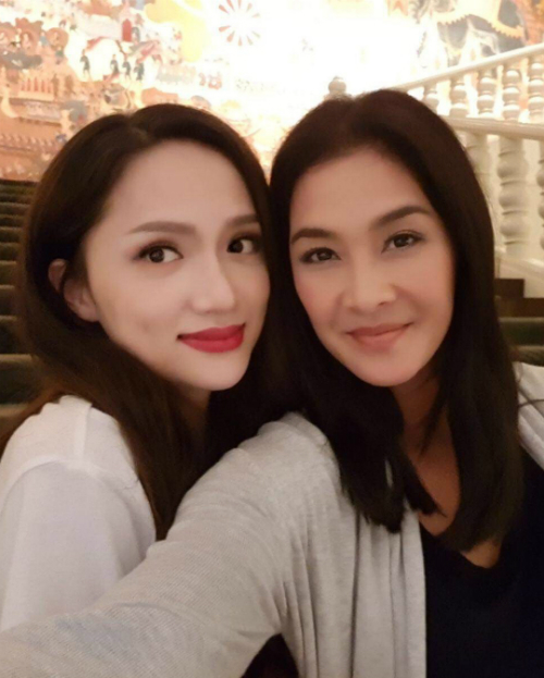 Hương Giang Idol khoe ảnh chụp chung với chị đại Lukkade của chương trình The Face Thái Lan.