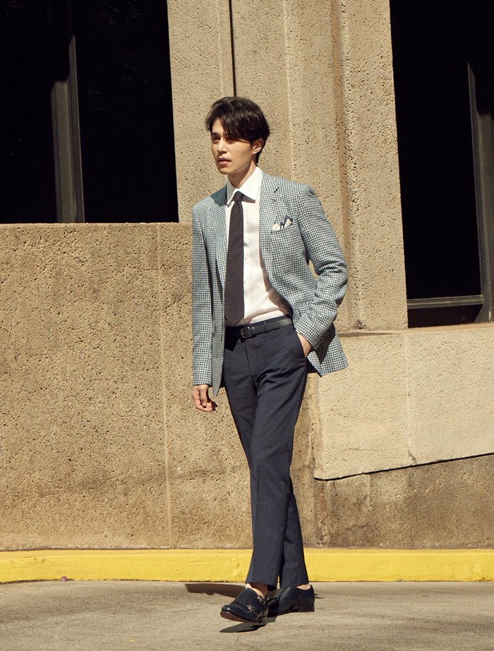 Đẳng cấp tài tử Lee Dong Wook: Tiếp tục gây bão chỉ với 3 bức hình tạp chí khoe ngoại hình đẹp như một vị thần - Ảnh 1. Đẳng cấp tài tử Lee Dong Wook: Tiếp tục gây bão chỉ với 3 bức hình tạp chí khoe ngoại hình đẹp như một vị thần - Ảnh 1.