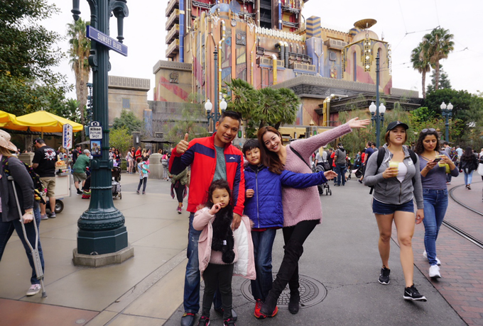 Vợ chồng Jennifer Phạm đưa hai con đi chơi Disneyland