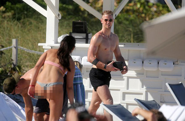 Joe Hart cùng các đồng đội ở West Ham tiếp tục kỳ tập huấn kết hợp nghỉ ngơi trên đất Mỹ từ tuần trước, tranh thủ chưa phải trở lại Ngoại hạng Anh cho tới 31/3. Trong buổi đi tắm biển cùng đồng đội cuối tuần qua, thủ thành 30 tuổi chăm chú nhìn một người đẹp mặc bikni.