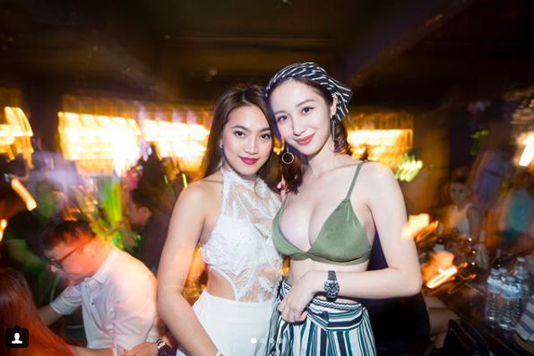 Jun Vũ (phải) thừa nhận đã nhờ đến dao kéo để cải thiện vòng 1. 