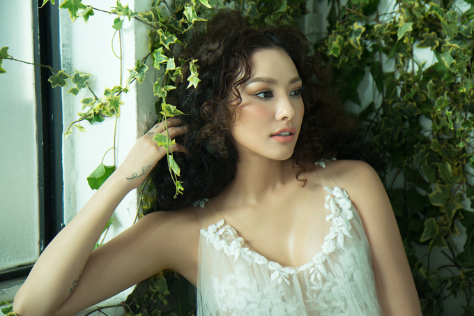 Trong bộ ảnh mới nhất của nhiếp ảnh gia Milor Trần, Lilly Nguyễn gây ấn tượng với tạo hình nhẹ nhàng, lối trang điểm trong trẻo và trang phục gợi cảm theo phong cách mùa hè.