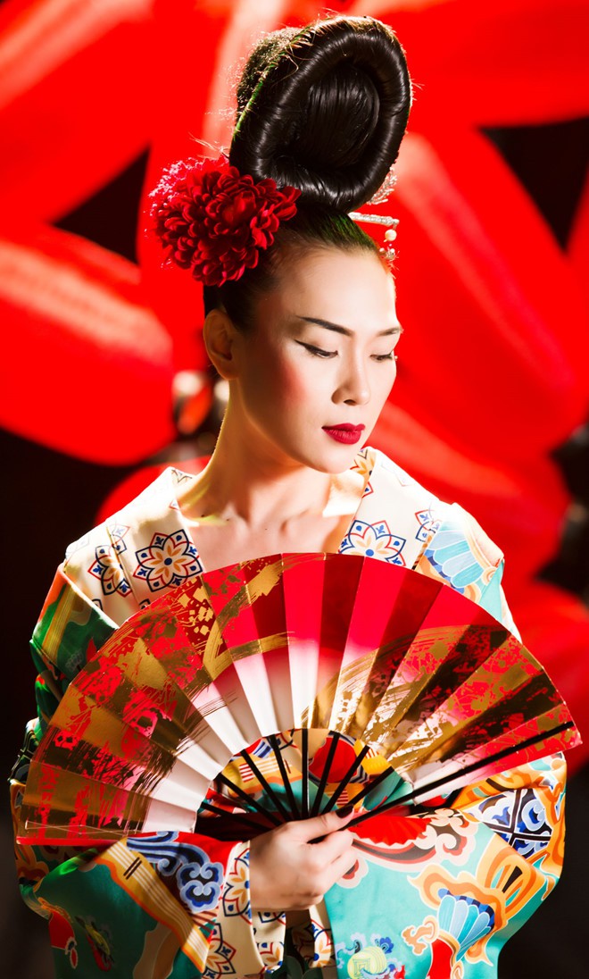 Để vạt phải đè lên vạt trái, Mỹ Tâm bị cho là mặc kimono theo kiểu của người đã khuất trong MV mới - Ảnh 1.