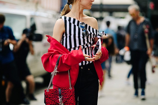 Trời chưa nóng nhưng thiết kế lệch vai được dự đoán là sẽ hot trong mùa hè năm nay - Ảnh 1. Trời chưa nóng nhưng thiết kế lệch vai được dự đoán là sẽ hot trong mùa hè năm nay - Ảnh 1.