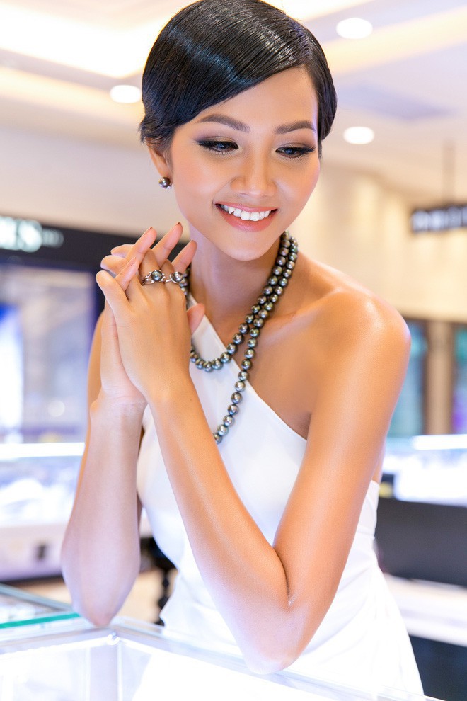 Tóc mái chéo nữ tính là thế, nhưng Hoa hậu HHen Niê lại vuốt gel nặng nề khiến nhan sắc giảm đi nhiều phần - Ảnh 1.