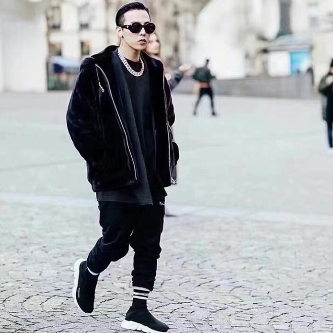Mua quần áo, giày dép hàng hiệu đã đành, loạt sao nam Hàn còn phải sắm tất hàng hiệu cho đủ bộ - Ảnh 1. Mua quần áo, giày dép hàng hiệu đã đành, loạt sao nam Hàn còn phải sắm tất hàng hiệu cho đủ bộ - Ảnh 1.
