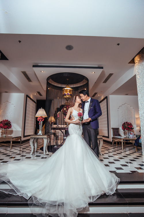 Chú rể Thiều Quang Tuyền là một cảnh sát điều tra công tác tại quận 6, TP HCM, cô dâu Nguyễn Thị Diễm Hằng hiện là bác sĩ răng hàm mặt. Cả hai biết nhau từ khi học phổ thông vì Quang Tuyền là bạn của chị gái Diễm Hằng. Ngày đó, Quang Tuyền hay đi du lịch và thỉnh thoảng ghé thăm nhà Diễm Hằng nhưng cô gái trẻ chưa từng nghĩ sẽ yêu người bạn này của chị gái. Thậm chí, Diễm Hằng còn cho biết ấn tượng ban đầu của cô về anh là thấy ghét ghét.