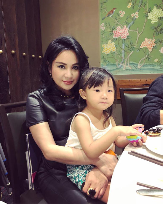Diva Thanh Lam quấn quýt bên cháu ngoại ở Australia