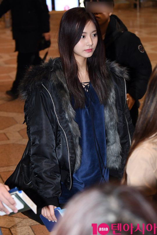 Mỹ nhân nước mắt kim cương vượt mặt luôn cả Tzuyu, cùng TWICE đụng độ Seventeen tại sân bay - Ảnh 1. Mỹ nhân nước mắt kim cương vượt mặt luôn cả Tzuyu, cùng TWICE đụng độ Seventeen tại sân bay - Ảnh 1.