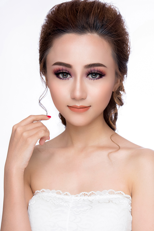 Nếu như những mùa cưới trước, phong cách trang điểm Hàn Quốc trong suốt, dịu nhẹ được các cô dâu ưa chuộng thì gần đây, make up kiểu Thái Lan đang là xu hướng được chú ý. Điểm nổi bật của phong cách này là tạo nét cá tính, sắc sảo và nổi bật cho các tân nương.