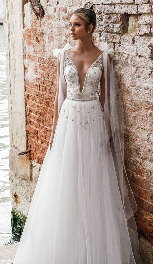 Váy cưới 2018: Khúc biến tấu của phần cổ và họa tiết trang trí (Phần 2)