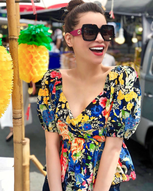 Ngay trong những ngày đầu tiên của năm Mậu Tuất, Hồ Ngọc Hà đã khoe ảnh check in ở Bangkok (Thái Lan) cùng người em thân thiết là nhà thiết kế Lý Quí Khánh. Ngoài những bức ảnh thời trang, người đẹp cũng chia sẻ hình ảnh xuống phố đi dạo, thưởng thức quà vặt đường phố.